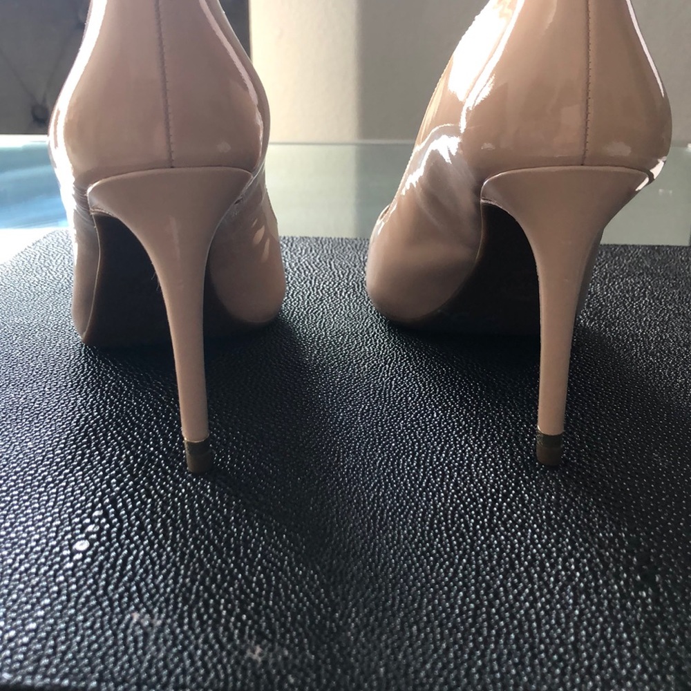 Cream Micheal Kors closed heel shoe - Picture 3 of 3